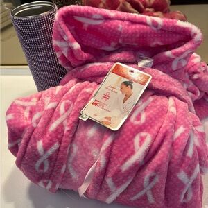 One size fits most breast cancer awareness robe. Very soft and comfortable!
